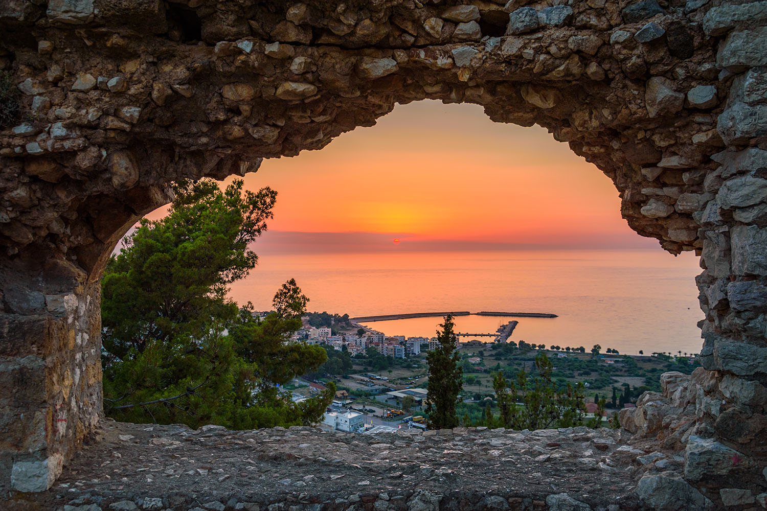 Θέα προς τη θάλασσα στο σούρουπο, Πλατεία Περδικονερίου, Μεσσηνία